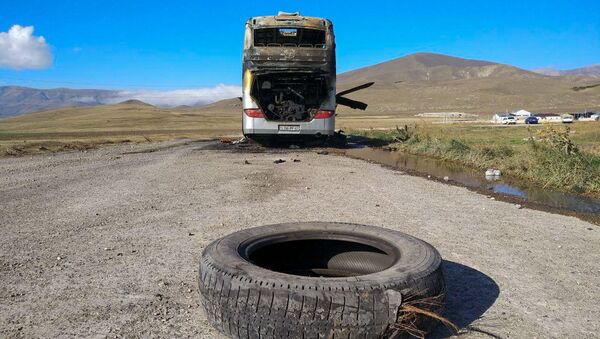 Попавший под обстрел гражданский автобус около города Варденис Гегаркуникской области (29 сентября 2020). Армения - Sputnik Армения