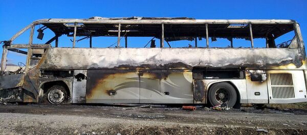 Попавший под обстрел гражданский автобус около города Варденис Гегаркуникской области (29 сентября 2020). Армения Попавший под обстрел гражданский автобус около города Варденис Гегаркуникской области (29 сентября 2020). Армения - Sputnik Արմենիա