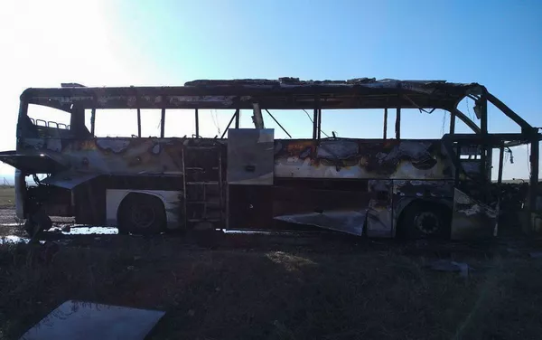 Попавший под обстрел гражданский автобус около города Варденис Гегаркуникской области (29 сентября 2020). Армения - Sputnik Армения