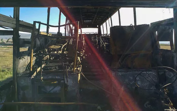 Попавший под обстрел гражданский автобус около города Варденис Гегаркуникской области (29 сентября 2020). Армения - Sputnik Армения