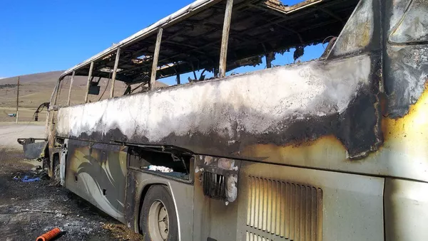 Попавший под обстрел гражданский автобус около города Варденис Гегаркуникской области (29 сентября 2020). Армения - Sputnik Армения