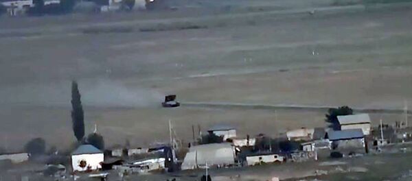 Կադրերում երևում է, թե ինչպես են ադրբեջանական ՏՕՍ-1Ա ծանր հրետանային համակարգերը տեղակայվում բնակավայրում և այնտեղից կրակ բացում` կենդանի վահան դարձնելով իրենց իսկ քաղաքացիներին: - Sputnik Արմենիա