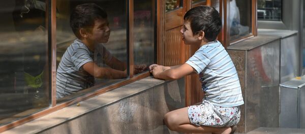 Տղան նայում է խաղալիքների փակ խանութի ցուցափեղկին - Sputnik Արմենիա