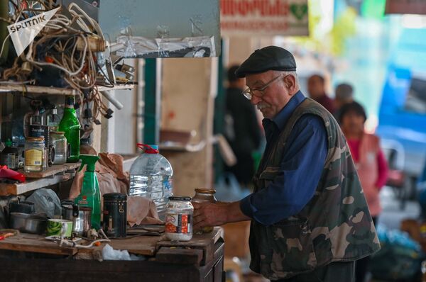 Պապը շուկայում ավանդական սուրճ է եփում  - Sputnik Արմենիա