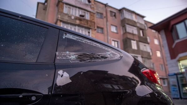  Поврежденная машина на улице в Мартакерте во время артобстрелов (29 сентября 2020). Карабах - Sputnik Արմենիա
