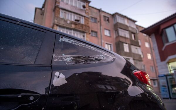  Поврежденная машина на улице в Мартакерте во время артобстрелов (29 сентября 2020). Карабах - Sputnik Армения