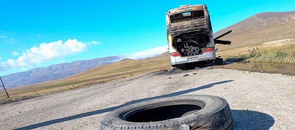 Попавший под обстрел гражданский автобус около города Варденис Гегаркуникской области (29 сентября 2020). Армения - Sputnik Արմենիա