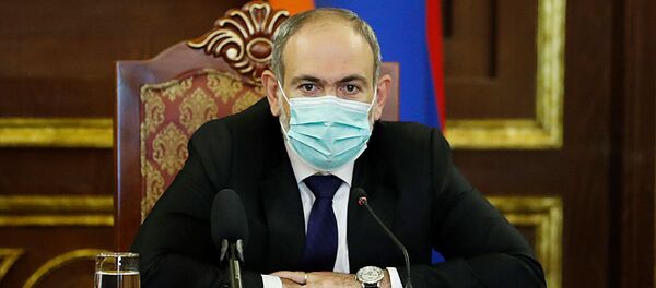 Премьер-министр Никол Пашинян во время интервью представителям российских СМИ (30 сентября 2020). Еревaн - Sputnik Армения