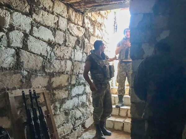 О чем говорят мужчины в окопах и какие девушки уходят на фронт в Карабахе О чем говорят мужчины в окопах и какие девушки уходят на фронт в Карабахе - Sputnik Армения