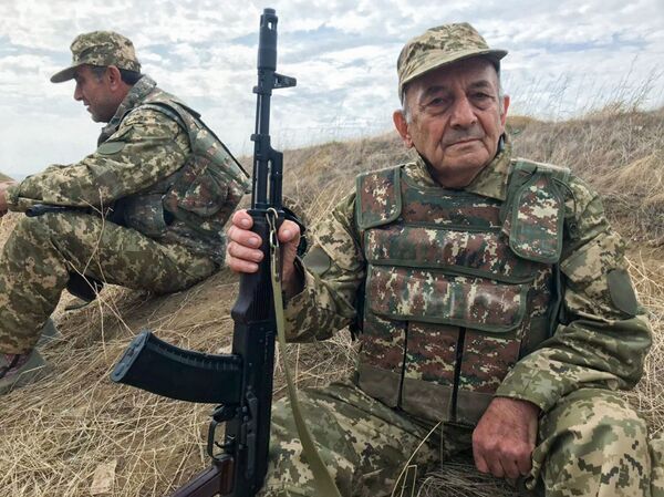 О чем говорят мужчины в окопах и какие девушки уходят на фронт в Карабахе О чем говорят мужчины в окопах и какие девушки уходят на фронт в Карабахе - Sputnik Армения