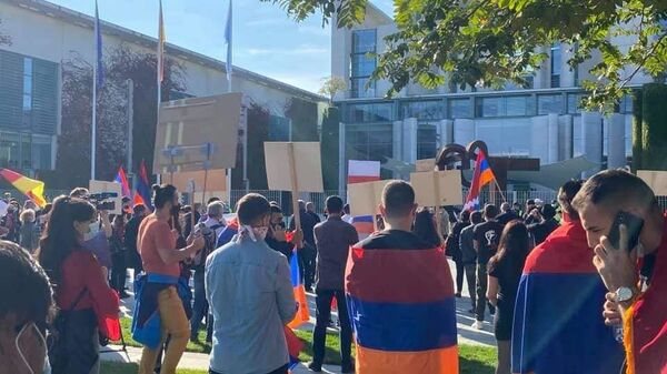 Կանգնեցրեք Ալիևին և Էրդողանին. Մերկելի նստավայրի մոտ ակցիա է տեղի ունեցել - Sputnik Արմենիա