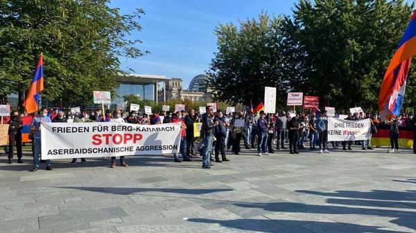 Կանգնեցրեք Ալիևին և Էրդողանին. Մերկելի նստավայրի մոտ ակցիա է տեղի ունեցել - Sputnik Արմենիա