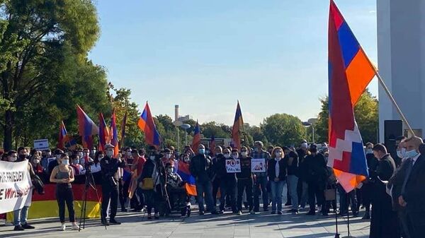 Կանգնեցրեք Ալիևին և Էրդողանին. Մերկելի նստավայրի մոտ ակցիա է տեղի ունեցել - Sputnik Արմենիա