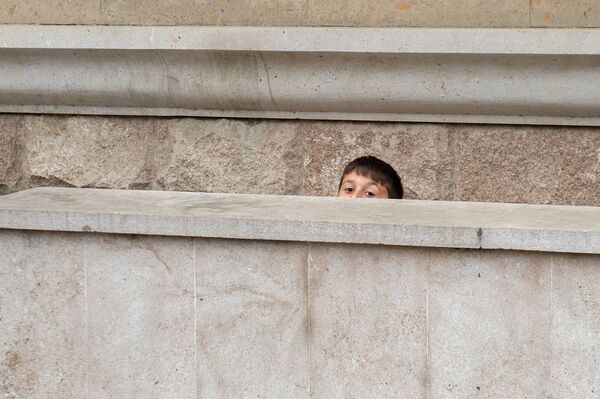 Мальчик выглядывает из убежища в Степанакерте - Sputnik Армения