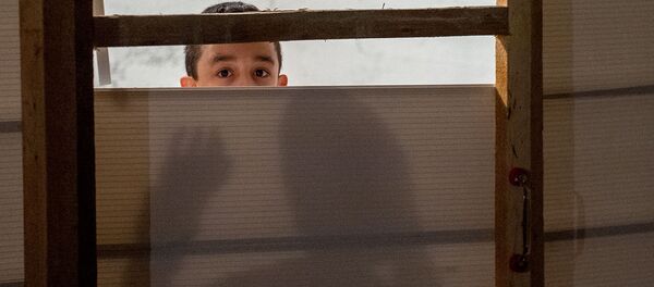 Мальчик за дверью в убежище в Степанакерте - Sputnik Արմենիա