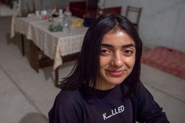 Девочка в убежище в Степанакерте - Sputnik Армения