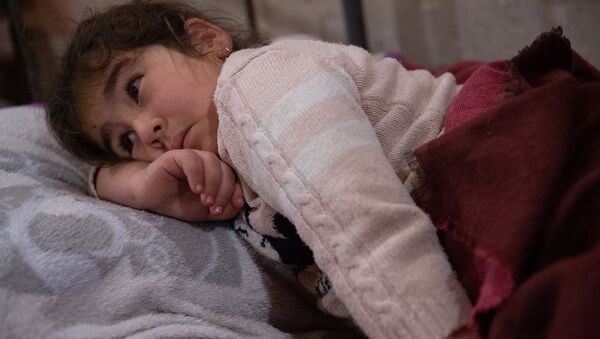 Девочка пытается уснуть в убежище в Степанакерте - Sputnik Արմենիա