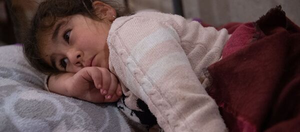 Девочка пытается уснуть в убежище в Степанакерте - Sputnik Արմենիա