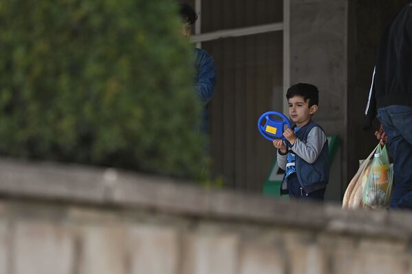 Мальчик с игрушкой на улице в Степанакерте - Sputnik Армения