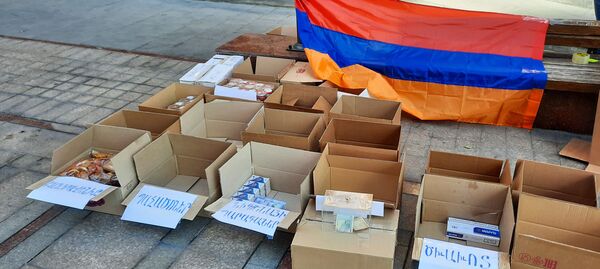 Не сидеть сложа руки даже в тылу: как армянская молодежь помогает Карабаху - Sputnik Армения