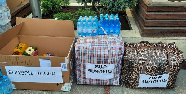 «Ինձ պատերազմ չեն տանում, բայց ես ձեռքերս ծալած չեմ նստում». հանգանակություն բանակի համար «Ինձ պատերազմ չեն տանում, բայց ես ձեռքերս ծալած չեմ նստում». հանգանակություն բանակի համար - Sputnik Արմենիա