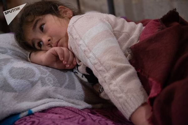 Девочка пытается уснуть в убежище в Степанакерте - Sputnik Армения