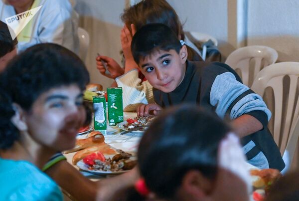 Воспитанник детского интерната Степанакерта во время обеда - Sputnik Армения