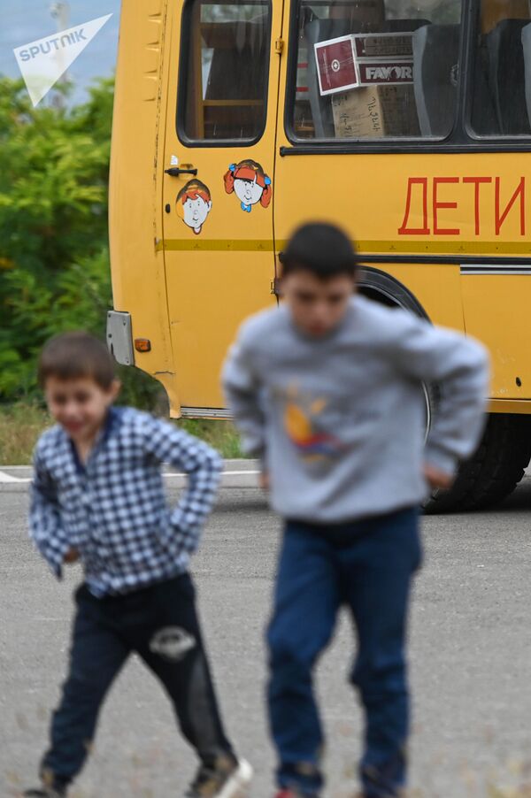 Ստեփանակերտի տուն-ինտերնատի ավտոբուսն ու երեխաները - Sputnik Արմենիա
