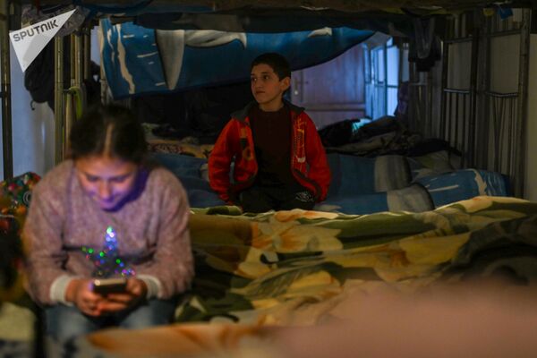 Дети в спальной комнате детского интерната Степанакерта - Sputnik Армения