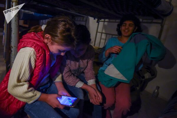 Воспитанницы детского интерната Степанакерта собирают очки, лопая виртуальные пузыри - Sputnik Армения