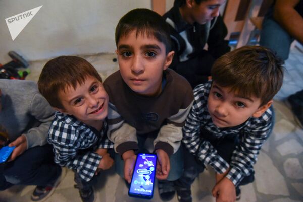 Мальчики со смартфоном - Sputnik Армения