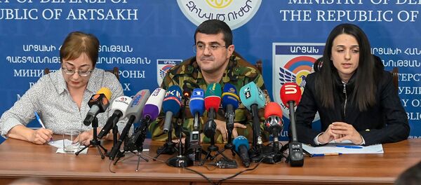 Президент Карабаха Араик Арутюнян во время брифинга в Едином информационном центре (30 сентября 2020). Степанакерт - Sputnik Արմենիա