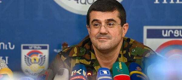 Президент Карабаха Араик Арутюнян во время брифинга в Едином информационном центре (30 сентября 2020). Степанакерт - Sputnik Արմենիա