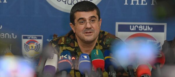 Президент Карабаха Араик Арутюнян во время брифинга в Едином информационном центре (30 сентября 2020). Степанакерт Президент Карабаха Араик Арутюнян во время брифинга в Едином информационном центре (30 сентября 2020). Степанакерт - Sputnik Արմենիա