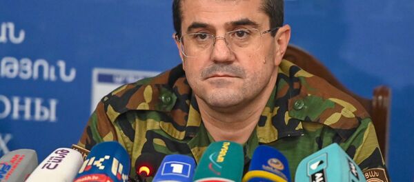 Президент Карабаха Араик Арутюнян во время брифинга в Едином информационном центре (30 сентября 2020). Степанакерт - Sputnik Армения