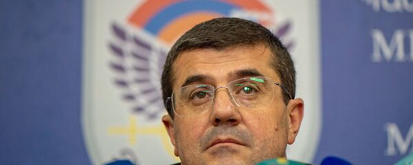 Президент Карабаха Араик Арутюнян во время брифинга в Едином информационном центре (30 сентября 2020). Степанакерт Президент Карабаха Араик Арутюнян во время брифинга в Едином информационном центре (30 сентября 2020). Степанакерт - Sputnik Արմենիա