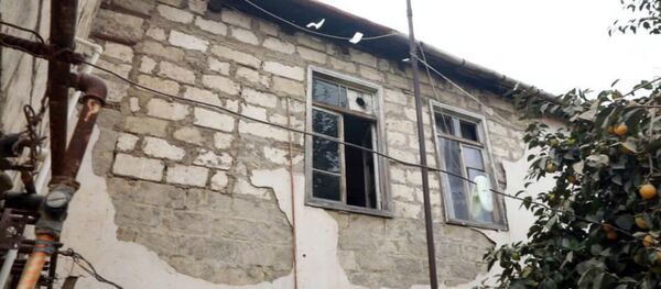 Гражданский дом, пострадавший от азербайджанского артиллерийского обстрела из РСЗО в ходе азербайджанской агрессии против НКР (1 октября 2020). Мартакерт - Sputnik Արմենիա