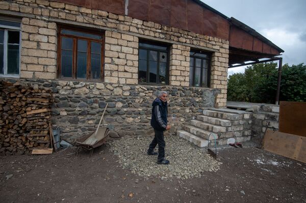 Беременная женщина с годовалым ребенком чудом спаслись в карабахском Иваняне - репортаж Беременная женщина с годовалым ребенком чудом спаслись в карабахском Иваняне - репортаж - Sputnik Армения