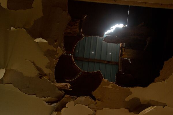 Беременная женщина с годовалым ребенком чудом спаслись в карабахском Иваняне - репортаж Беременная женщина с годовалым ребенком чудом спаслись в карабахском Иваняне - репортаж - Sputnik Армения