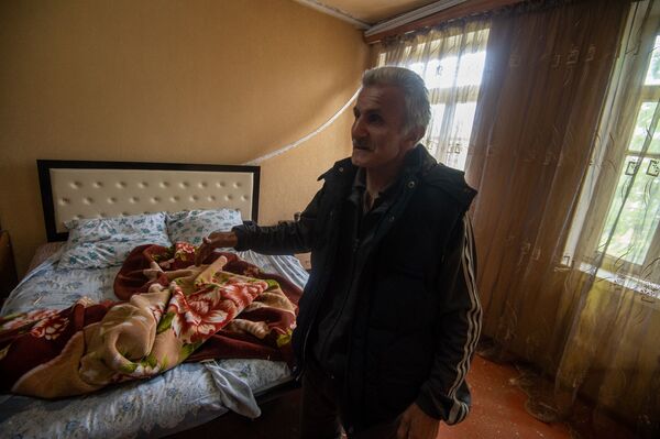 Беременная женщина с годовалым ребенком чудом спаслись в карабахском Иваняне - репортаж Беременная женщина с годовалым ребенком чудом спаслись в карабахском Иваняне - репортаж - Sputnik Армения