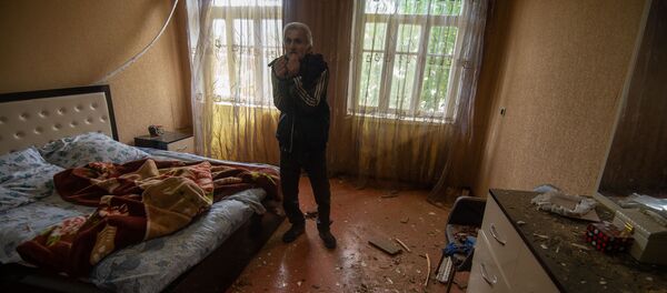 Попавшей под обстрел квартире общины Иванян (1 октября 2020). Карабах Попавшей под обстрел квартире общины Иванян (1 октября 2020). Карабах - Sputnik Армения