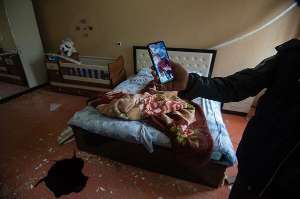 Հղի կինը մեկ տարեկան երեխայի հետ հրաշքով է փրկվել Արցախի Իվանյան համայնքում. տեսանյութ  - Sputnik Արմենիա