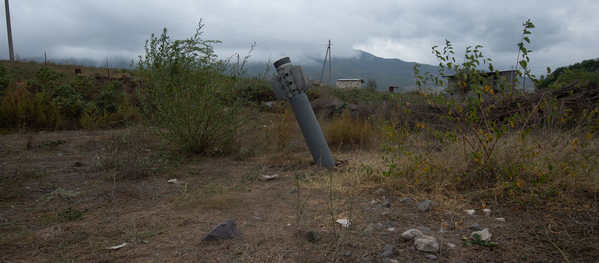 Невзорвавшийся снаряд Смерч-а в общине Иванян (1 октября 2020). Карабах - Sputnik Արմենիա, 1920, 24.05.2021