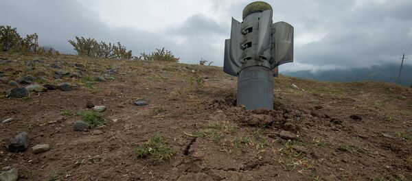 Невзорвавшийся снаряд Смерч-а в общине Иванян (1 октября 2020). Карабах - Sputnik Армения