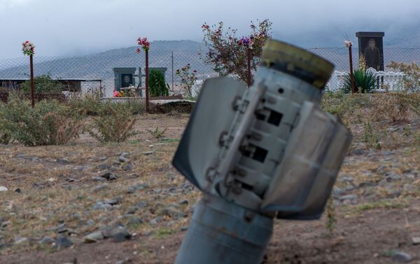 Невзорвавшийся снаряд Смерч-а в общине Иванян (1 октября 2020). Карабах - Sputnik Армения