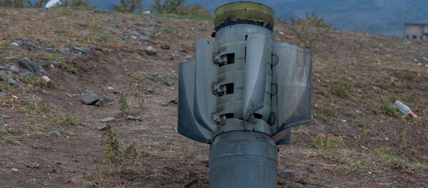 Невзорвавшийся снаряд Смерч-а в общине Иванян (1 октября 2020). Карабах Невзорвавшийся снаряд Смерч-а в общине Иванян (1 октября 2020). Карабах - Sputnik Армения