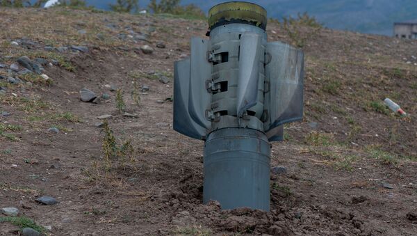 Невзорвавшийся снаряд Смерч-а в общине Иванян (1 октября 2020). Карабах - Sputnik Արմենիա