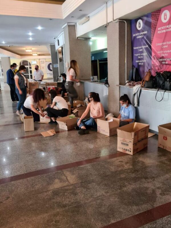 Не сидеть сложа руки даже в тылу: как армянская молодежь помогает Карабаху - Sputnik Армения