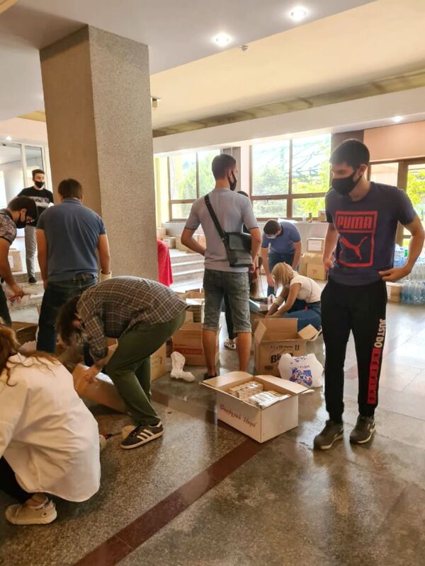 Не сидеть сложа руки даже в тылу: как армянская молодежь помогает Карабаху - Sputnik Армения