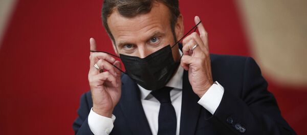 Президент Франции Эммануэль Макрон снимает маску, когда он прибывает на саммит Европейского союза (ЕС) в здании Европейского совета (1 октября 2020). Брюссель - Sputnik Армения